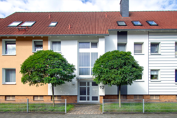 Ein Reihenhaus in der mitte weiß, links außen gelb-orange in der Bilderbeckstraße Celle