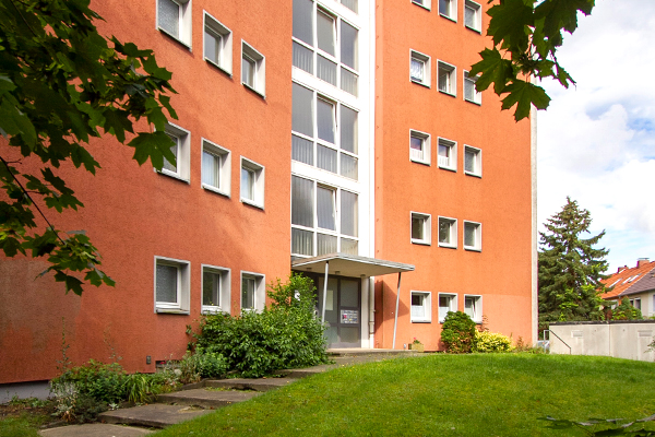 Ein orangenes angeschnittes Haus seitliche Fotografie des Haupteingangs in der Bilderbeckstraße