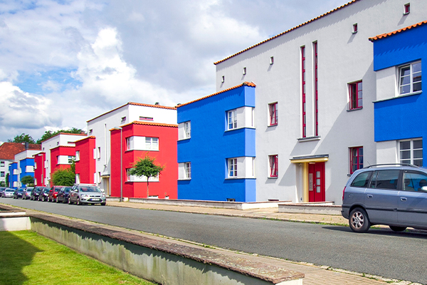 Hauser mit roten und blauen Teilfassaden in Celle