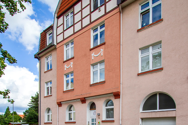 Ein terrakottafarbenes Haus im Italienischer Garten Celle